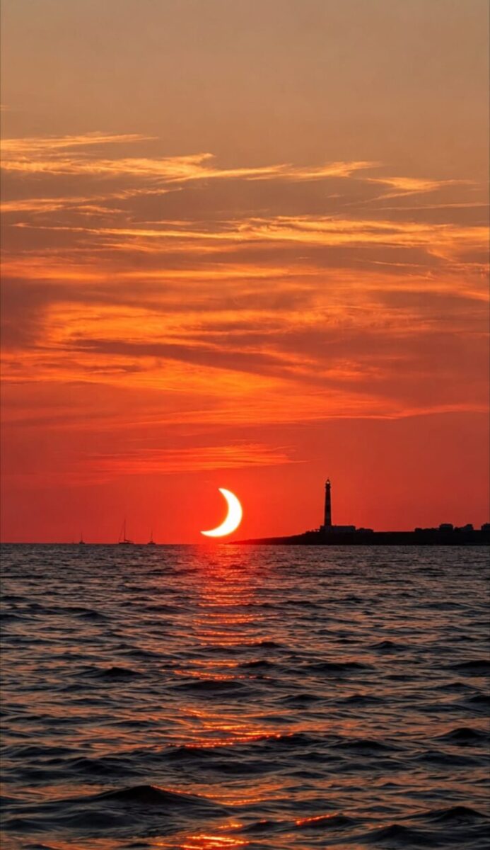 Eclipse total de Sol sobre el mar en Mallorca al atardecer.