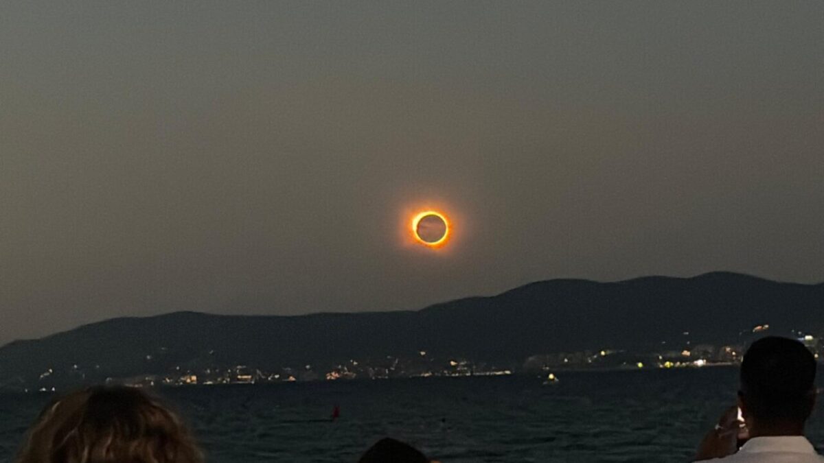 Eclipse total de sol visto desde Mallorca con un anillo luminoso