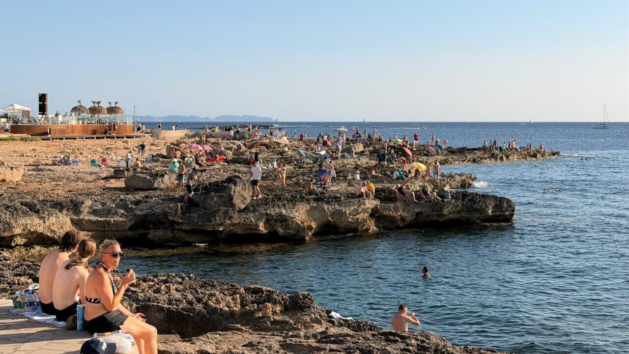 Vista de la costa en Colonia de Sant Jordi durante un eclipse total de Sol