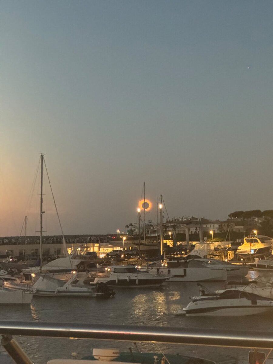 Eclipse total de Sol visto desde un puerto en Mallorca