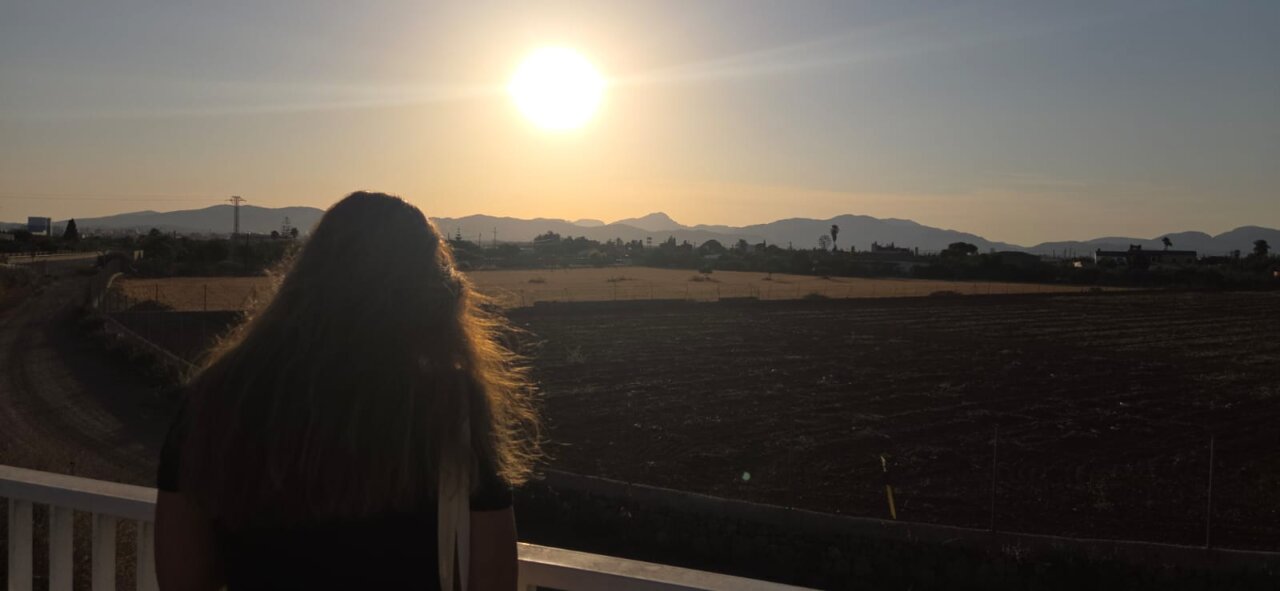 Persona observando un eclipse total de sol en Mallorca