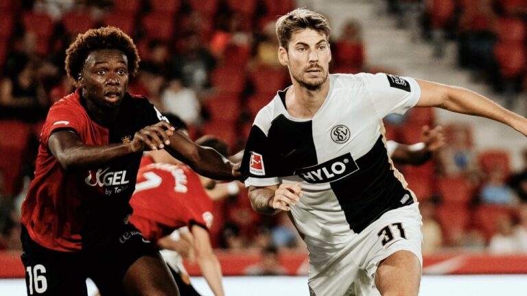 Jugadores del RCD Mallorca y Elversberg en un partido de pretemporada