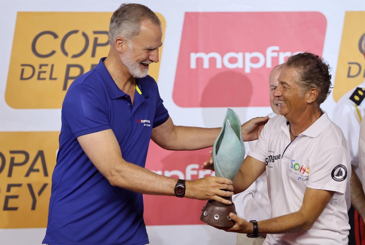 Felipe VI entrega un trofeo en la Copa del Rey de Vela