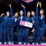 Equipo espa&ntilde;ol de gimnasia r&iacute;tmica celebrando su victoria en el podio