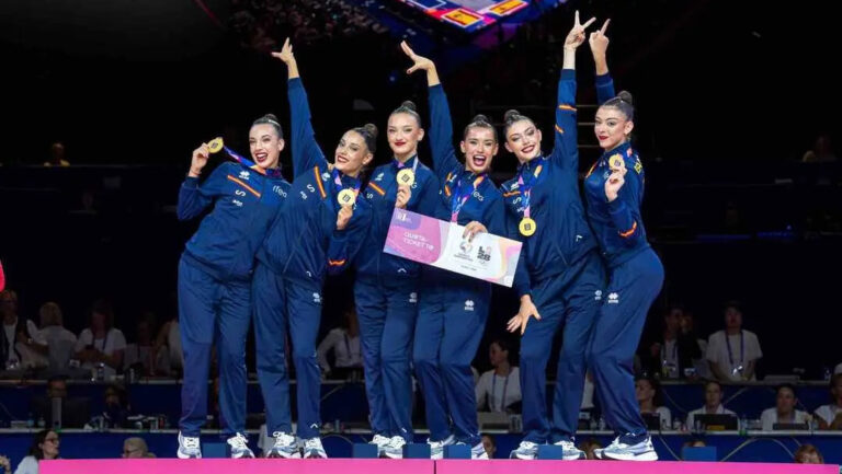 Equipo español de gimnasia rítmica celebrando su victoria en el podio