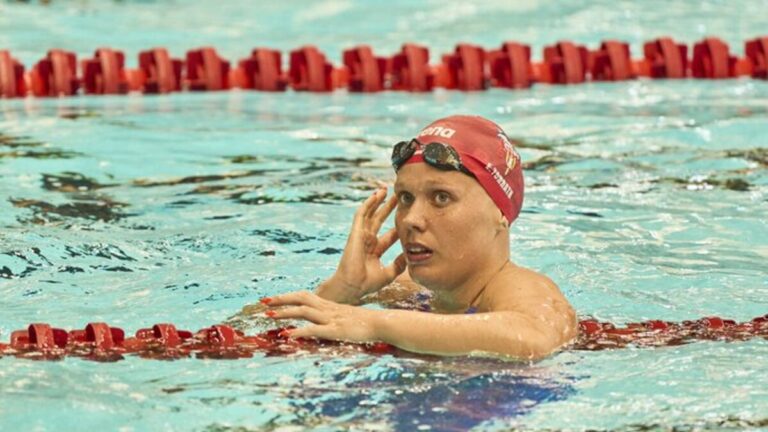 Estella Tonrath en la piscina tras una carrera de nataci&oacute;n