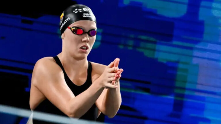 Estella Tonrath preparándose para la final de 200 espalda en competición de natación.