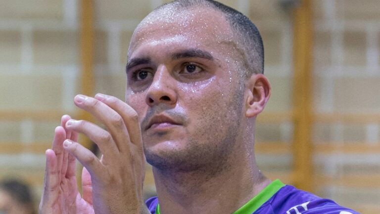 Jugador del Illes Balears Palma Futsal aplaudiendo tras un partido