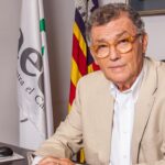 Retrato de Javier Cort&eacute;s Bordoy, m&eacute;dico y referente en la lucha contra el c&aacute;ncer.