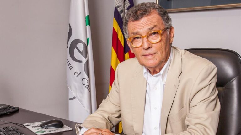 Retrato de Javier Cortés Bordoy, médico y referente en la lucha contra el cáncer.