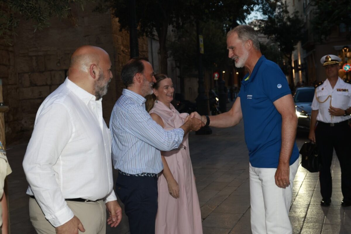 Felipe VI saludando a autoridades durante la Copa del Rey de Vela