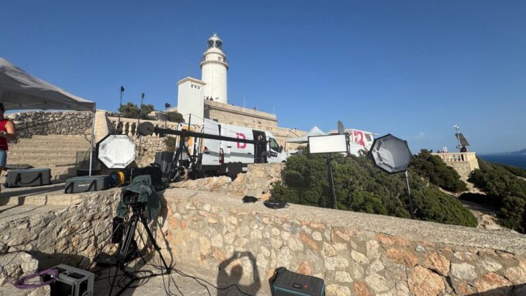 Equipo de televisión en un faro durante la cobertura del eclipse