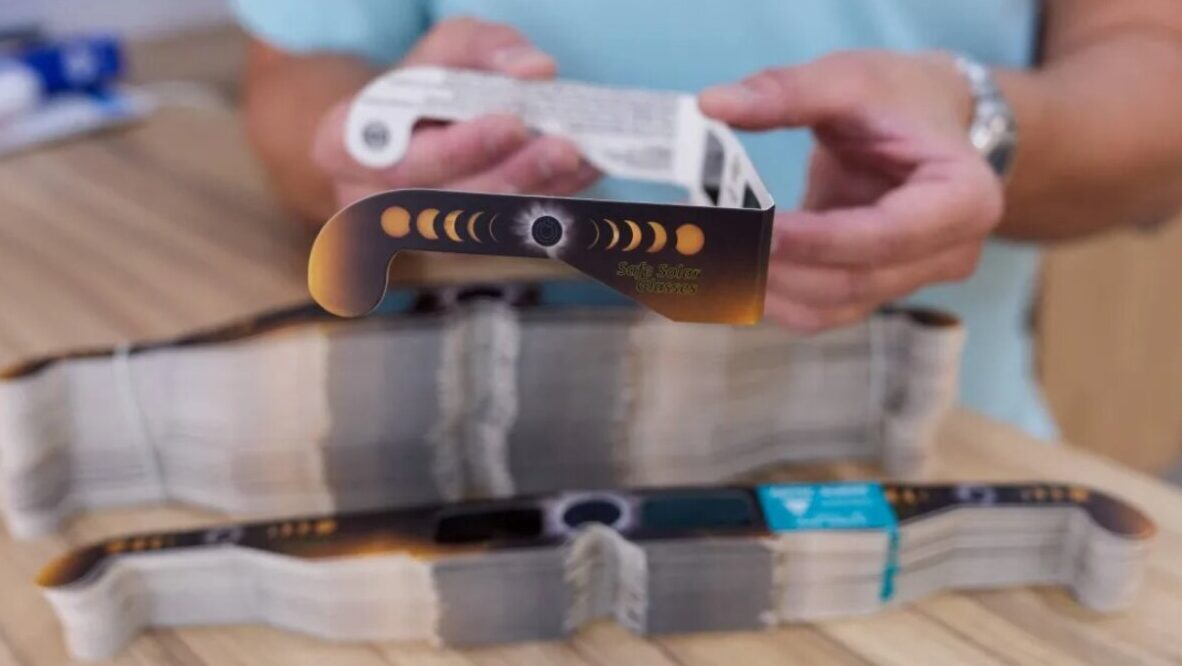 Gafas de eclipse solar en primer plano con instrucciones