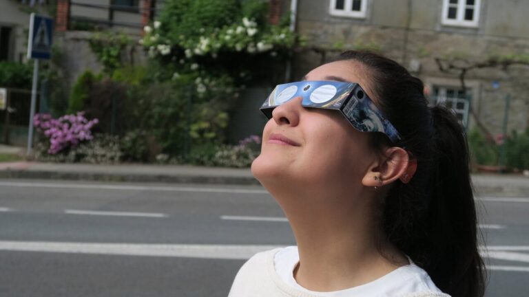 Valldemossa avisa de que las 2.000 gafas que reparti&oacute; para ver el eclipse no sirven