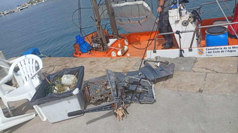 Embarcación y residuos recogidos del litoral balear en julio
