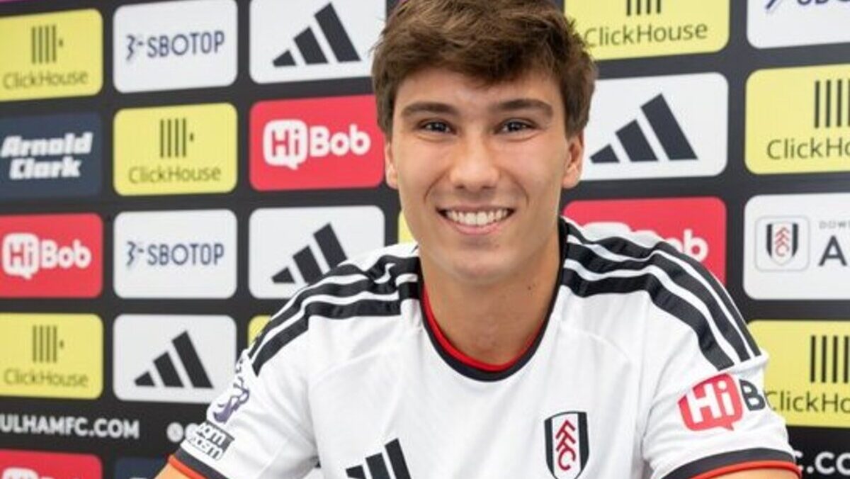 Gonzalo Garc&iacute;a sonriente en su presentaci&oacute;n con el Fulham