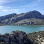 Vista del Gorg Blau en Mallorca rodeado de montañas y vegetación