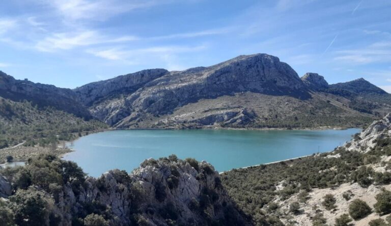 Vista del Gorg Blau en Mallorca rodeado de monta&ntilde;as y vegetaci&oacute;n
