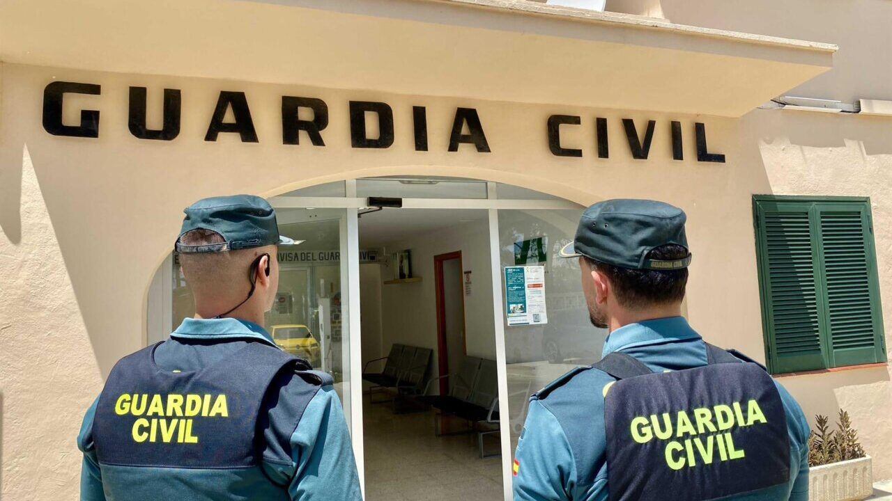 Patrulla de la Guardia Civil frente a su sede en sa R&agrave;pita