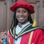 Jason Arday en su ceremonia de graduaci&oacute;n con toga y birrete