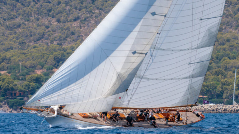 Barco Hallowe'en de 1926 navegando en la regata Illes Balears