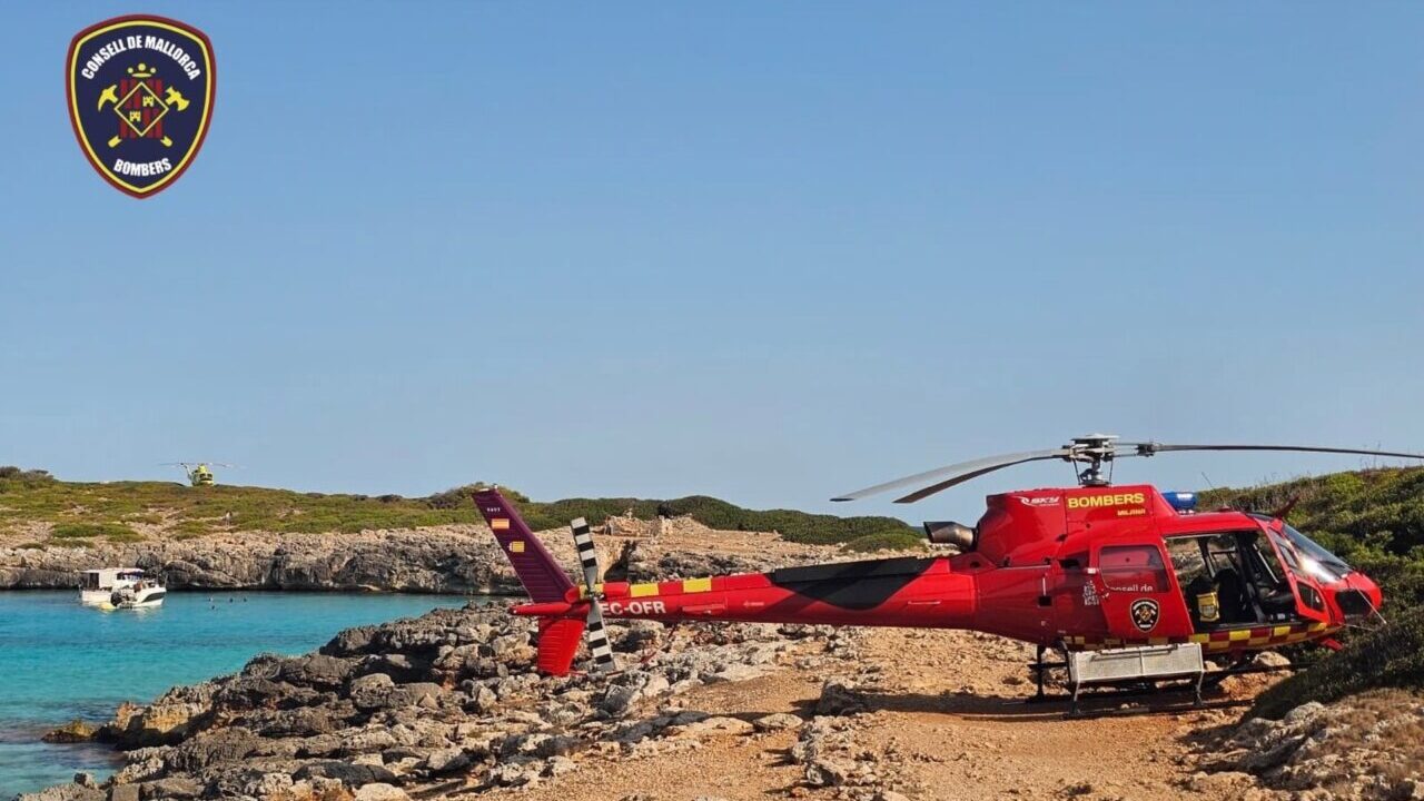 Helic&oacute;ptero de los bomberos de Mallorca en cala Varques