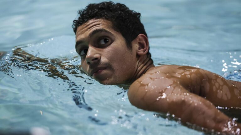 Hugo González nadando en el agua durante una competición de natación.