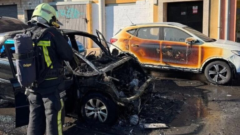 Bombero apagando incendio de un coche en Inca