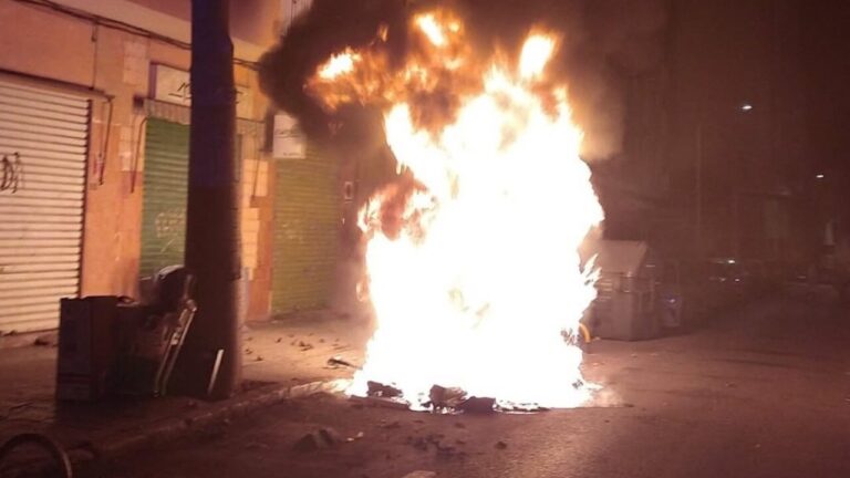 Incendio de contenedores en la calle Margarida Xirgu en Palma