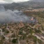Vista aérea de un incendio forestal en Es Putxet con humo y llamas