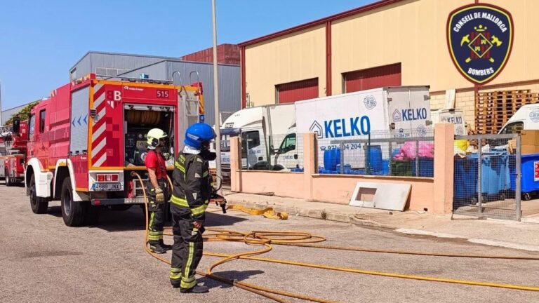 Bomberos trabajando en la extinción de un incendio en una furgoneta