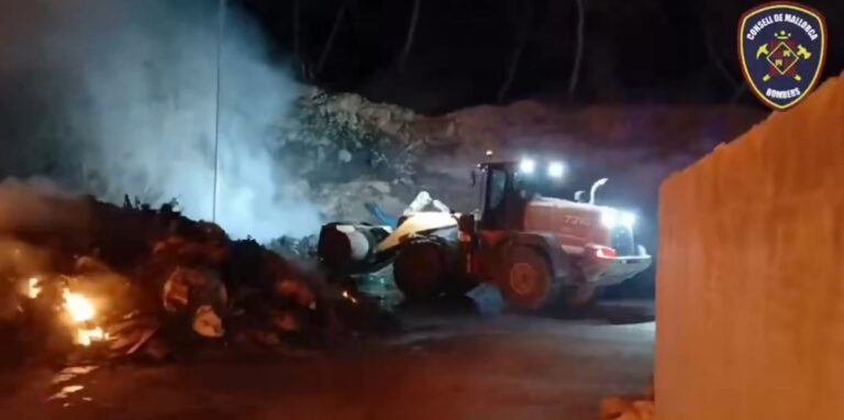 Maquinaria trabajando en un incendio en la planta de residuos de Mac Insular en Porreres.