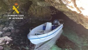 Patera interceptada por la Guardia Civil en una cueva en Baleares