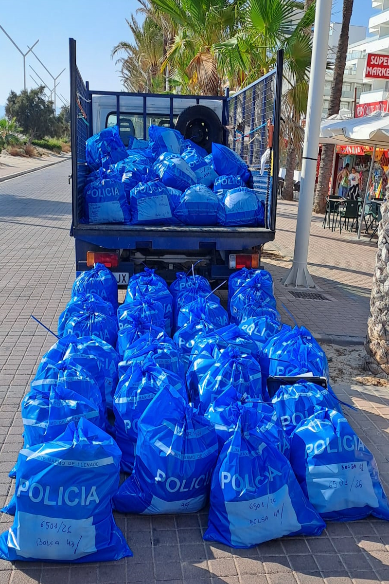 Camiones con bolsas azules de productos confiscados por la policía en Palma