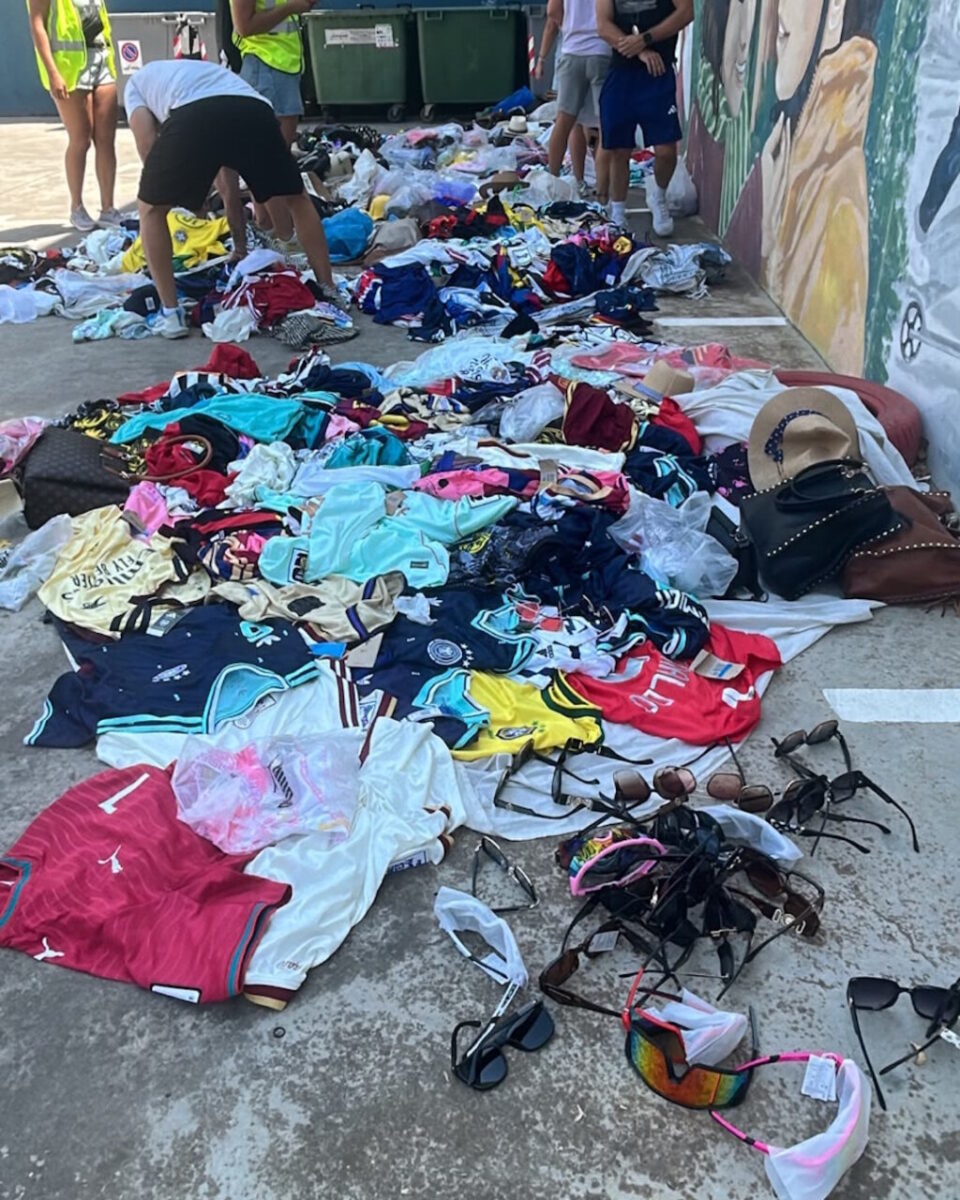 Intervención policial en el Parc de la Mar con productos confiscados de venta ambulante