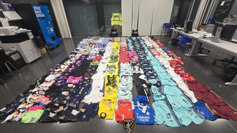 Intervenidas 474 camisetas y equipaciones deportivas falsificadas en Playa de Palma