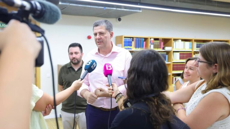 Bauzá defiende su política de contención turística y rechaza las peticiones de GOB y Terraferida