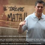 Jaume Bauz&aacute; hablando frente a pintadas contra el turismo en la Conselleria.
