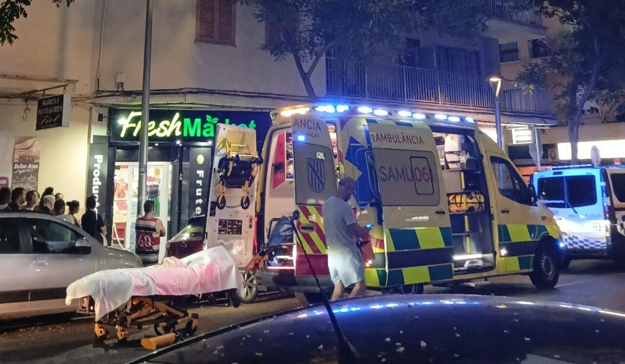 Ambulancia en la escena de un accidente en Pere Garau, Palma.
