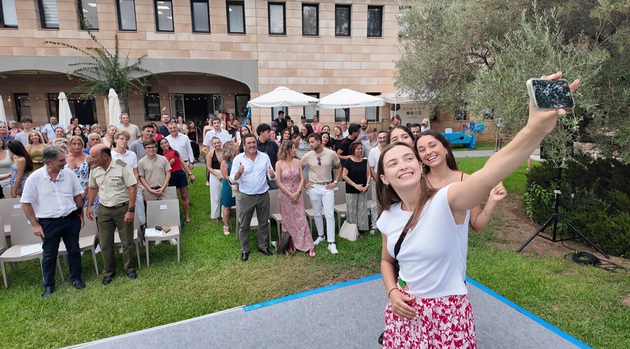 Grupo de j&oacute;venes en evento de pr&aacute;cticas vocacionales en Calvi&agrave;
