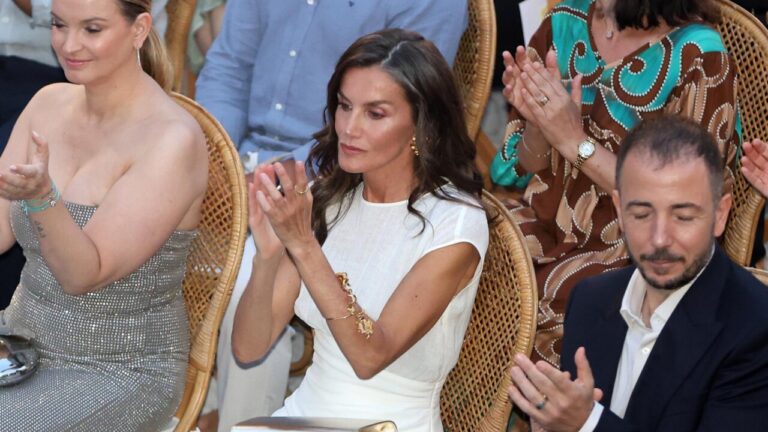 La Reina Letizia aplaudiendo en el Atl&agrave;ntida Mallorca Film Fest.