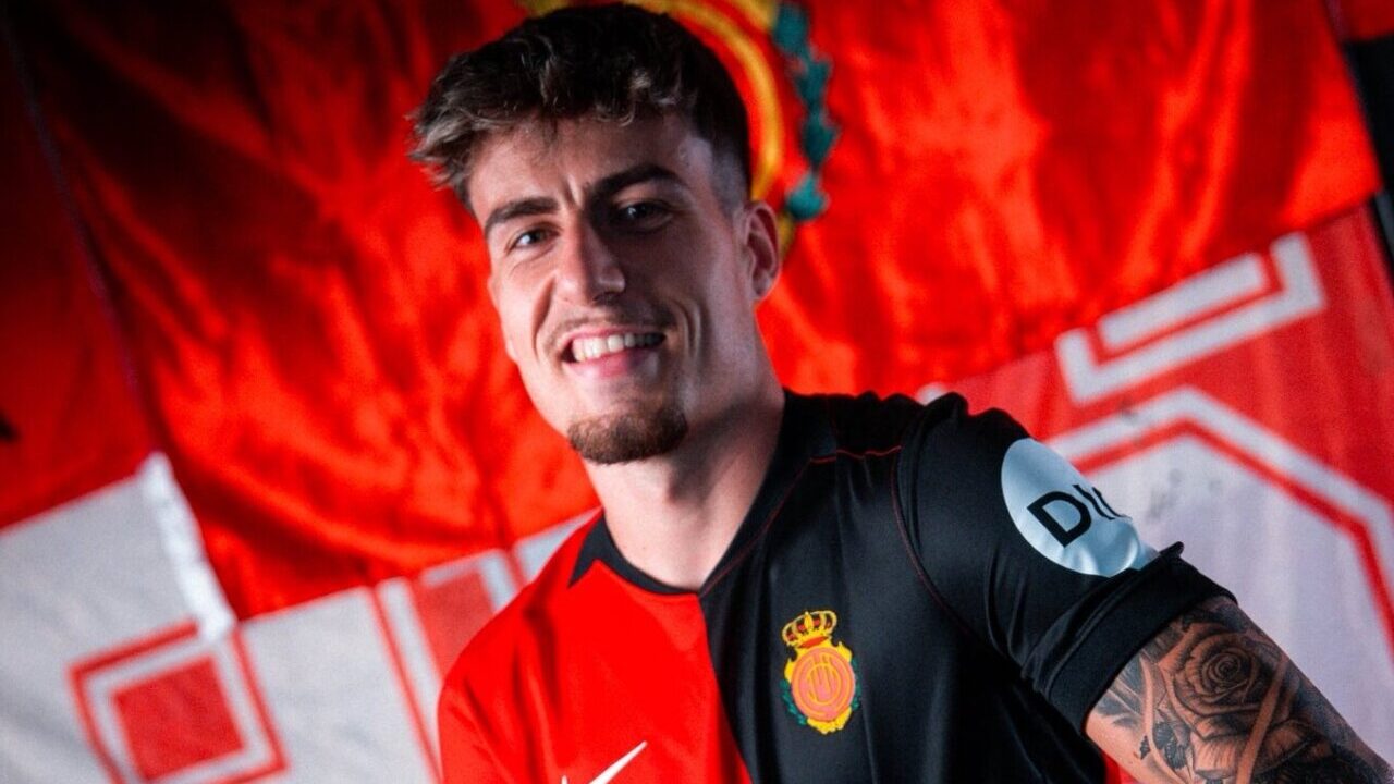 Adri&aacute;n Liso sonriente con la camiseta del RCD Mallorca