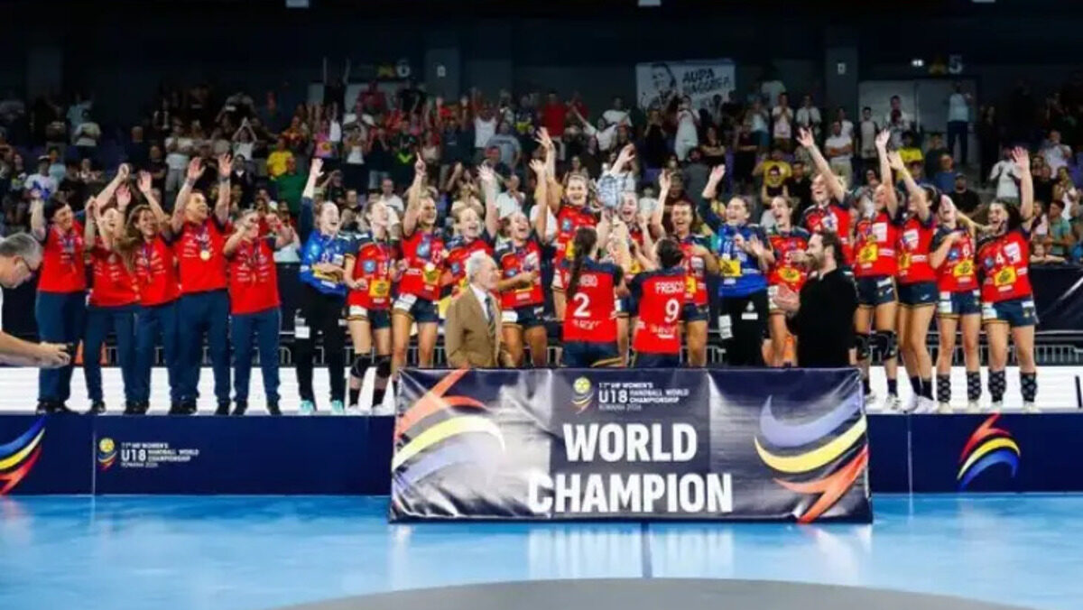 Equipo de balonmano femenino celebra su victoria en el Mundial sub-18