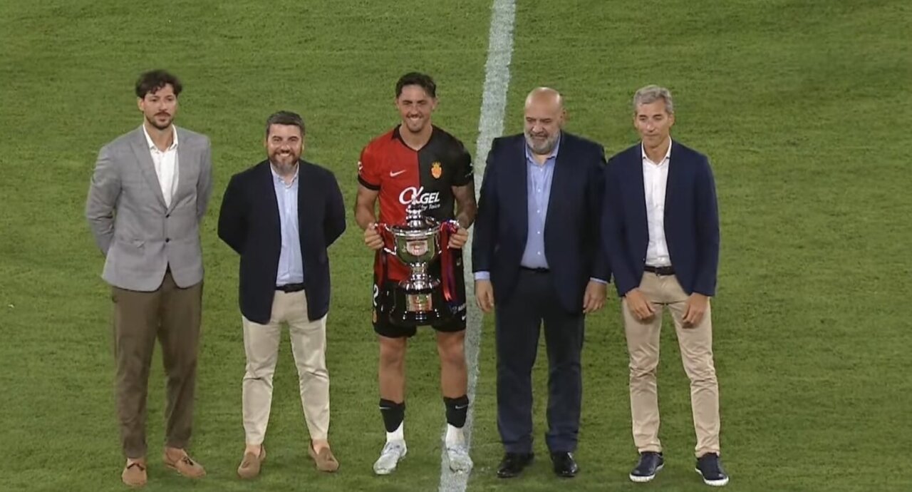 Jugadores del RCD Mallorca celebrando el trofeo Ciutat de Palma