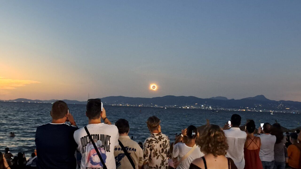 Personas observando un eclipse total de sol en Mallorca