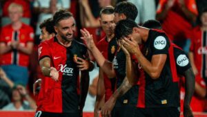 Jugadores del RCD Mallorca celebrando un gol en su debut liguero
