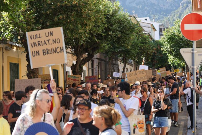 Cientos de personas marchan en Sóller contra la masificación turística