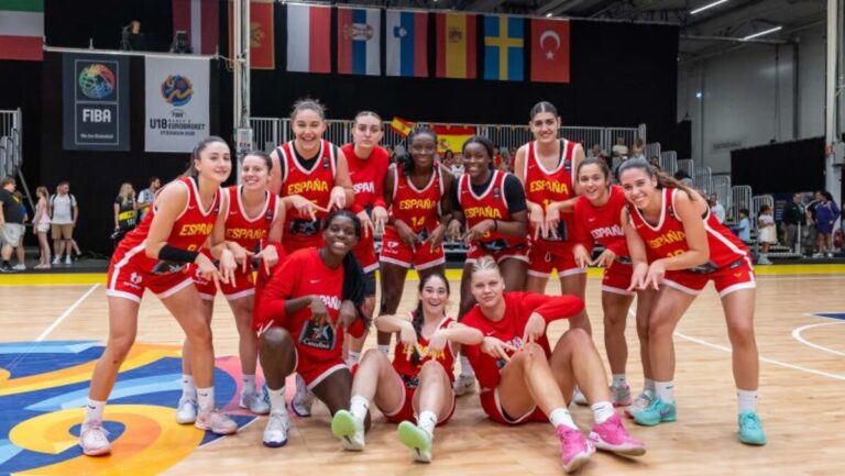 Jugadoras de la selección española de baloncesto sub-18 celebrando su victoria