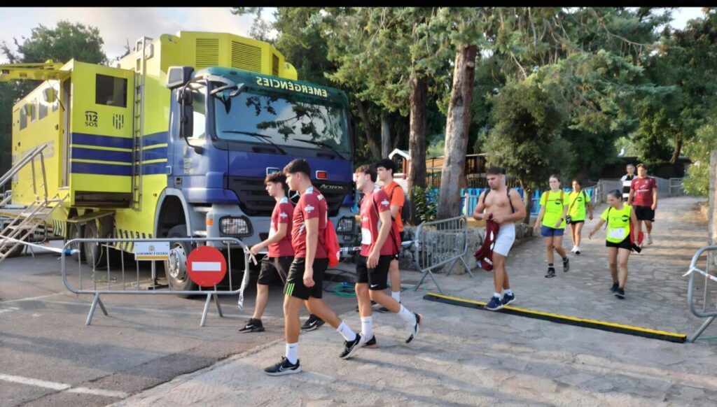 Participantes de la Marxa des Güell a Lluc caminando hacia la meta.