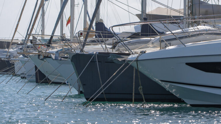 Embarcaciones de recreo en un puerto de Baleares